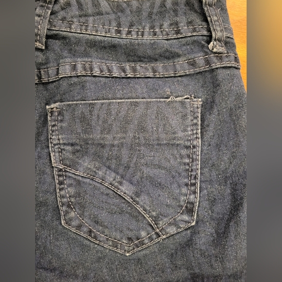 rue 21 blue jean shorts, size curvy 3/4 - Picture 5 of 5